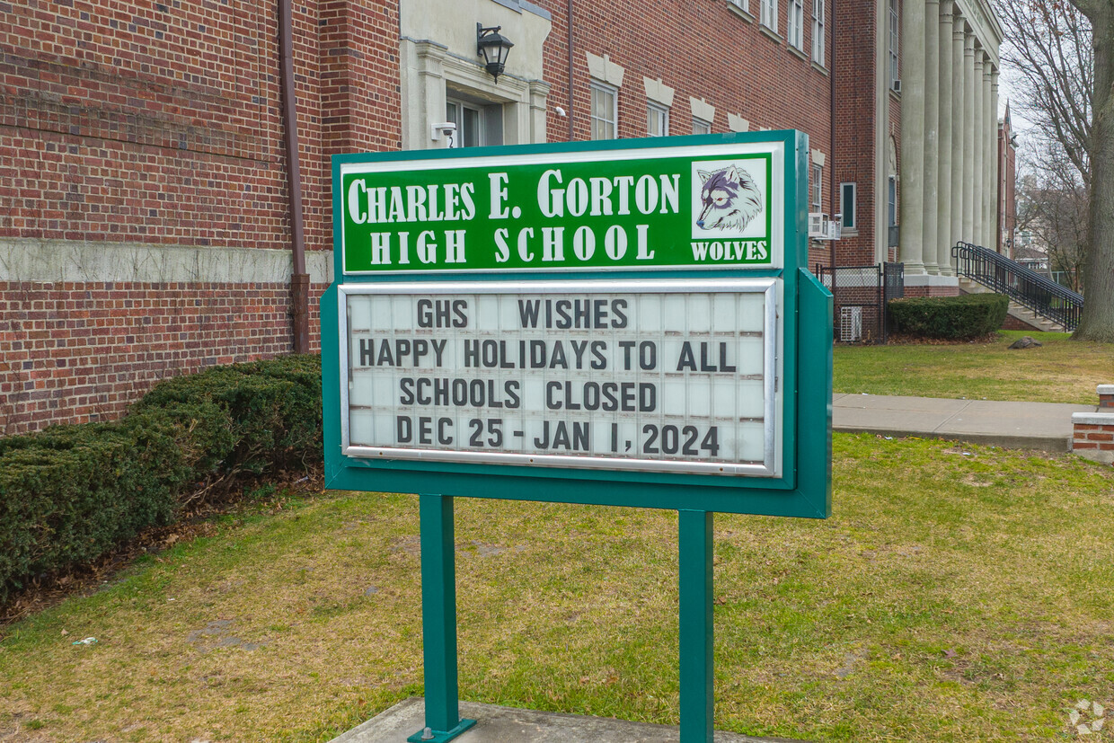 Gorton High School Stabbing Incident: Yonkers School Placed Under Lockdown Following Violent Dispute, Student Injured; Police Investigate as Authorities Lift Lockdown