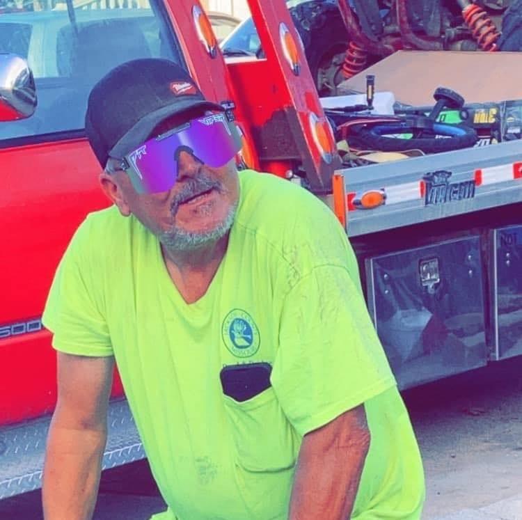 Everett Carter Obituary and Death: Beloved 61-Year-Old Public Works Veteran Tragically Struck by His Own Truck While Clearing Snow in Blue Summit, Missouri — Community Mourns His Loss and Launches GoFundMe for Memorial Support  Blue Summit, Missouri — The life of Everett Carter, a 61-year-old devoted Public Works employee with an astounding 40 years of service to Jackson County, was tragically cut short on Sunday